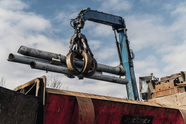 Złom wsadowy vs. Złom niewsadowy – Co to w ogóle oznacza?